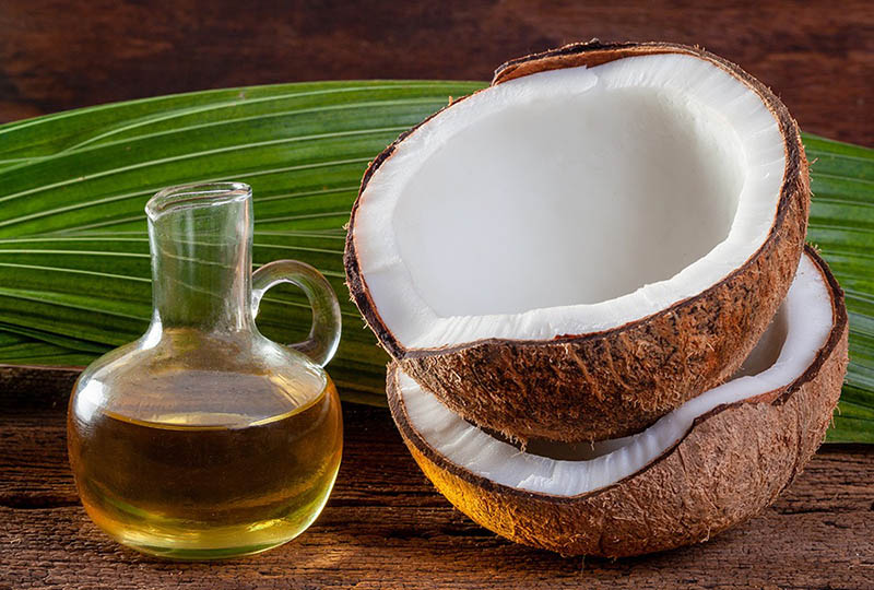Dầu dừa cũng được sử dụng để dưỡng mi rất hiệu quả