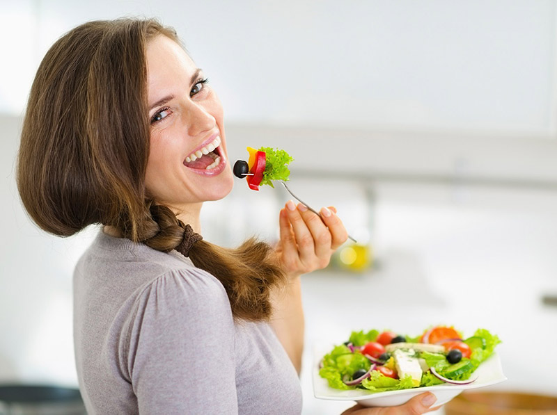 ăn uống ảnh hưởng đến hôi miệng