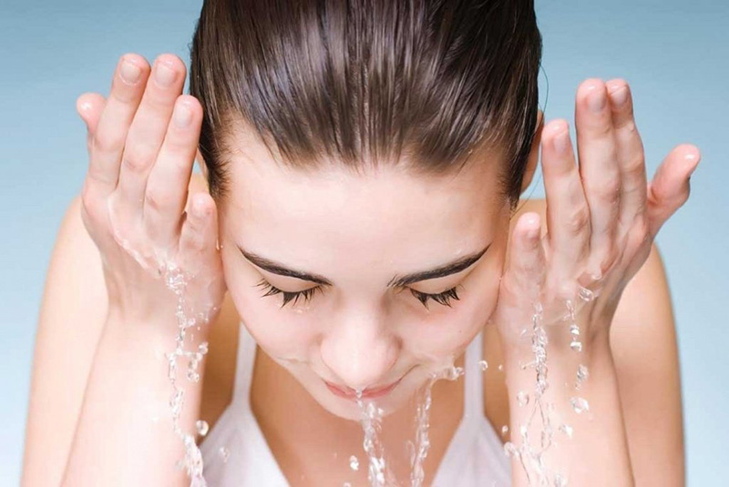 Rửa sạch mặt trước khi sử dụng nước hoa hồng