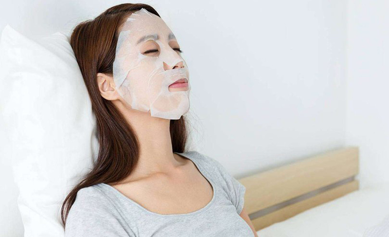 sử dụng nước hoa hồng kết với mặt nạ giấy nén