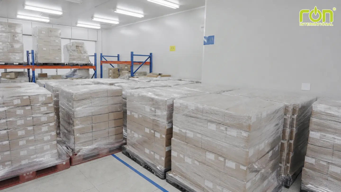 Lưu kho thành phẩm tại nhà máy sản xuất mỹ phẩm ở Hàn Quốc