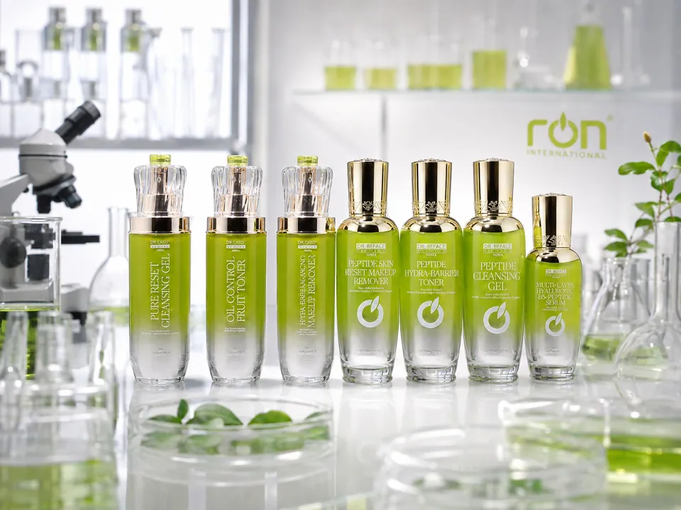 Dòng sản phẩm serum, toner và gel rửa mặt RON INTERNATIONAL® trong không gian phòng lab xanh