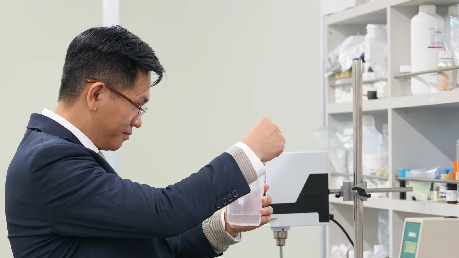 Kỹ thuật viên nghiên cứu công thức mỹ phẩm tại nhà máy Hàn Quốc