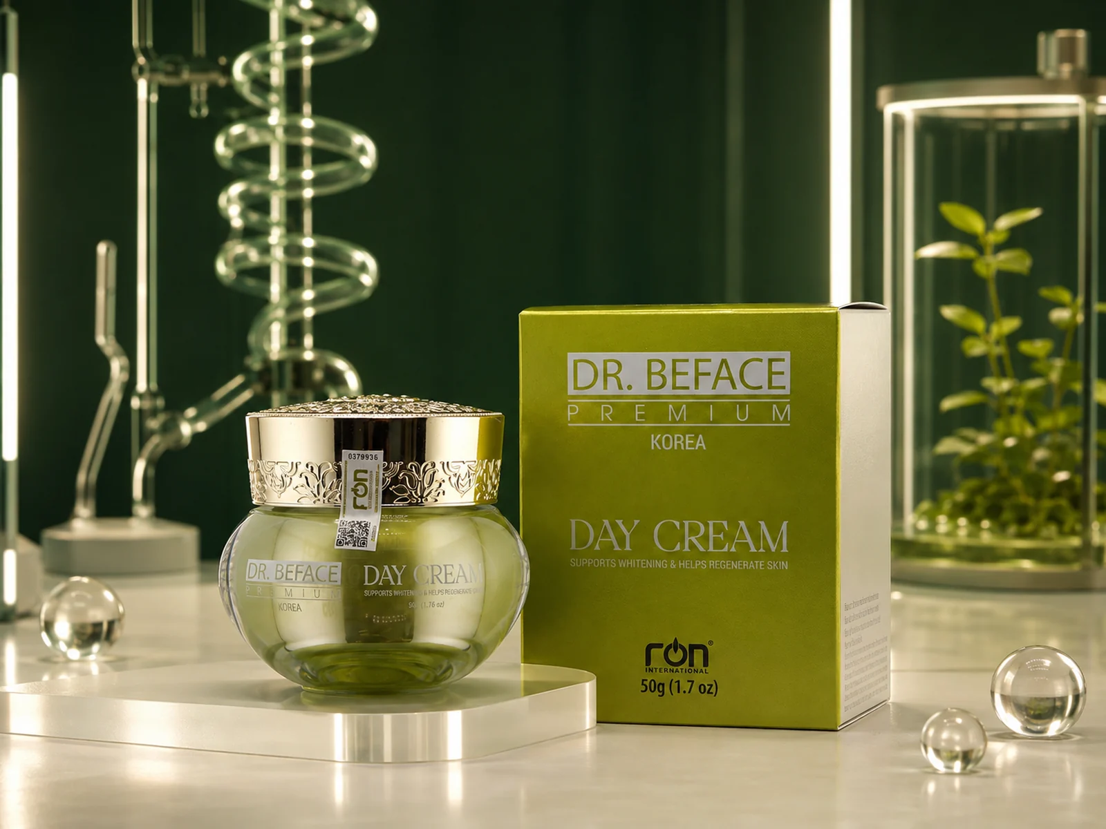 Hũ và hộp kem ngày DR.BEFACE PREMIUM cạnh dụng cụ thủy tinh trên nền xanh đậm