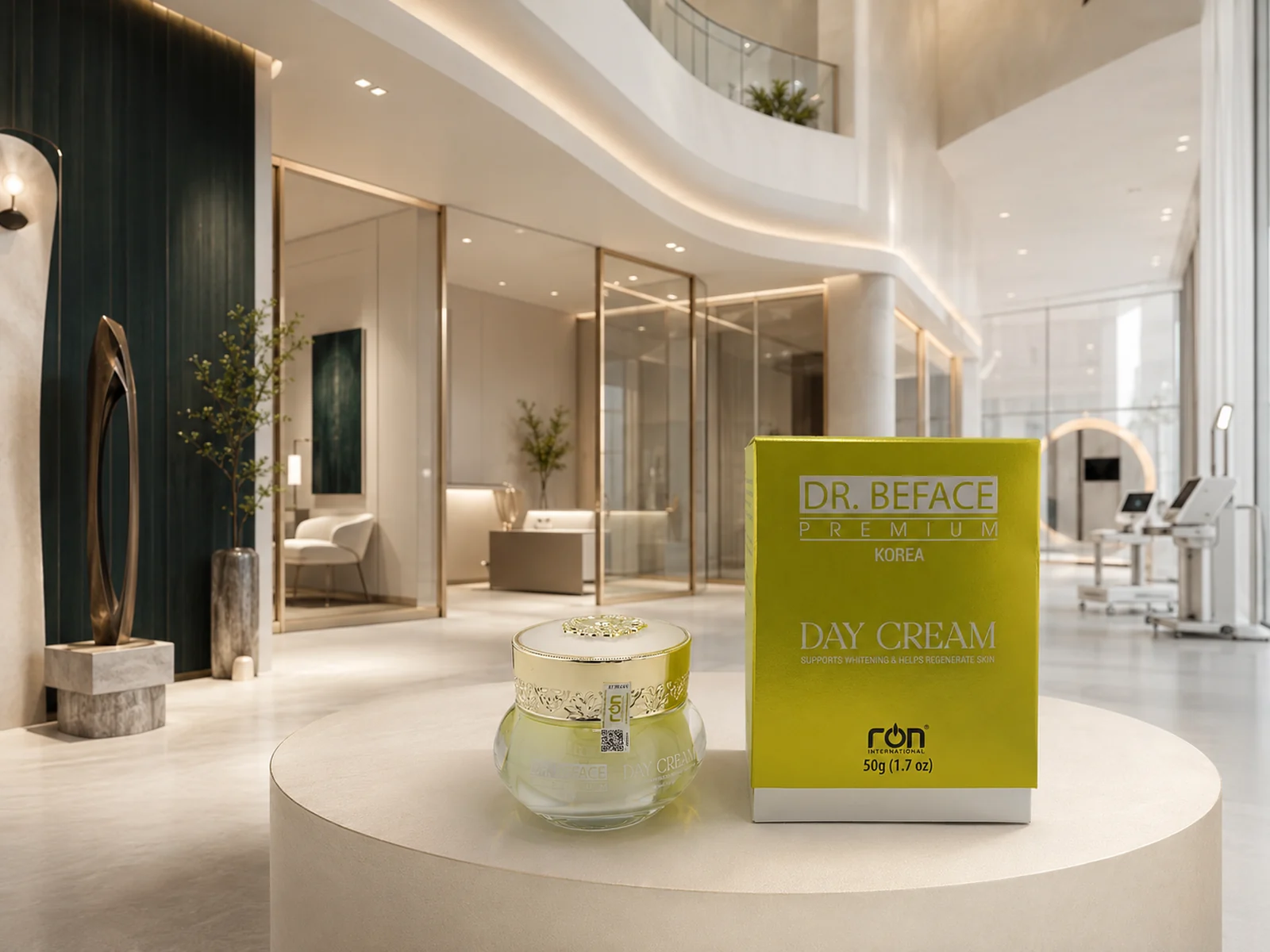 Hũ và hộp kem ngày DR.BEFACE PREMIUM trên bàn tròn trong không gian sáng