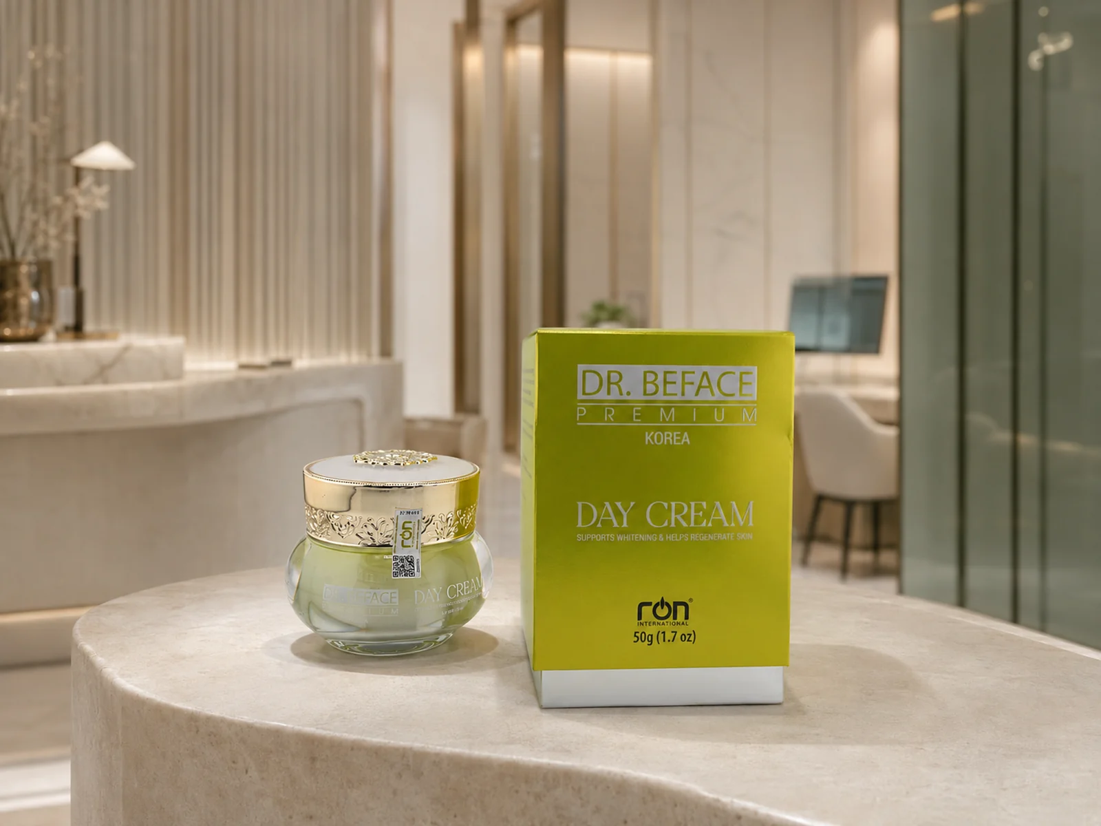 Hũ và hộp kem ngày DR.BEFACE PREMIUM trên bàn đá trước quầy tiếp đón