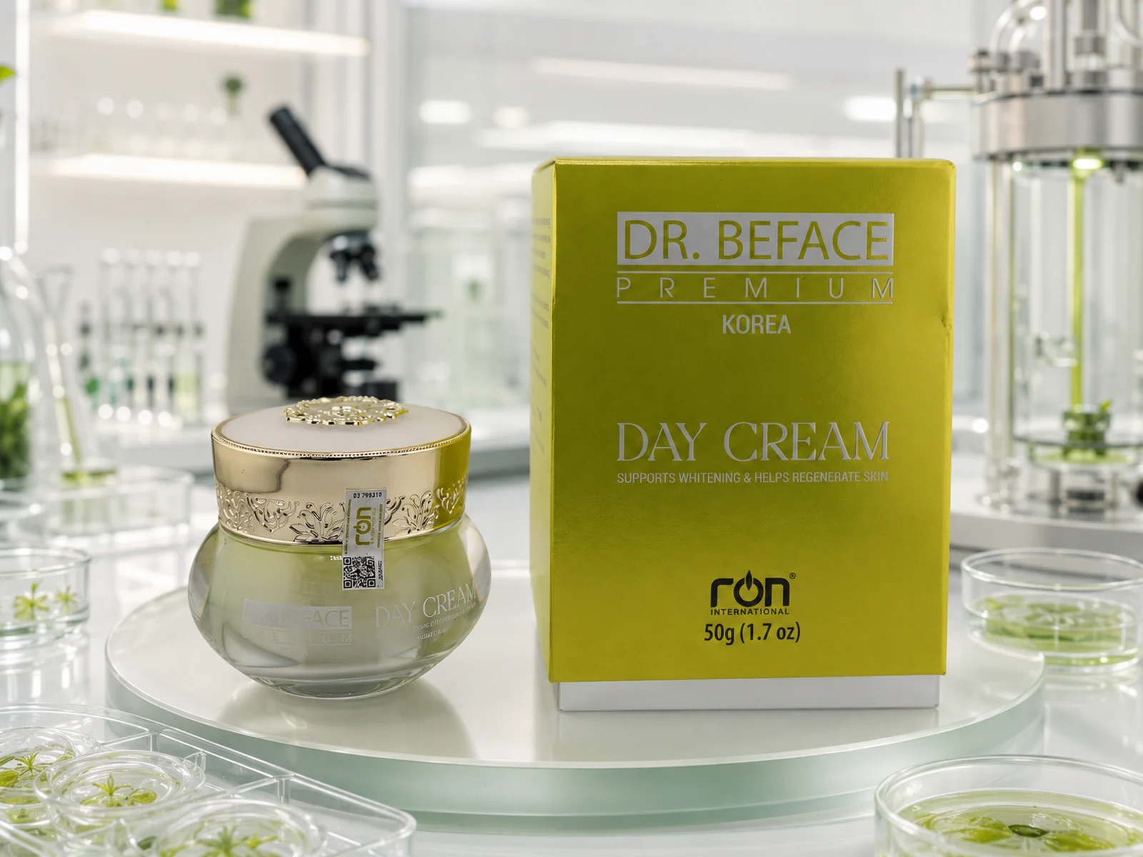 Hũ Day Cream DR.BEFACE và hộp xanh trên đế kính, với kính hiển vi và dụng cụ lab ở hậu cảnh.