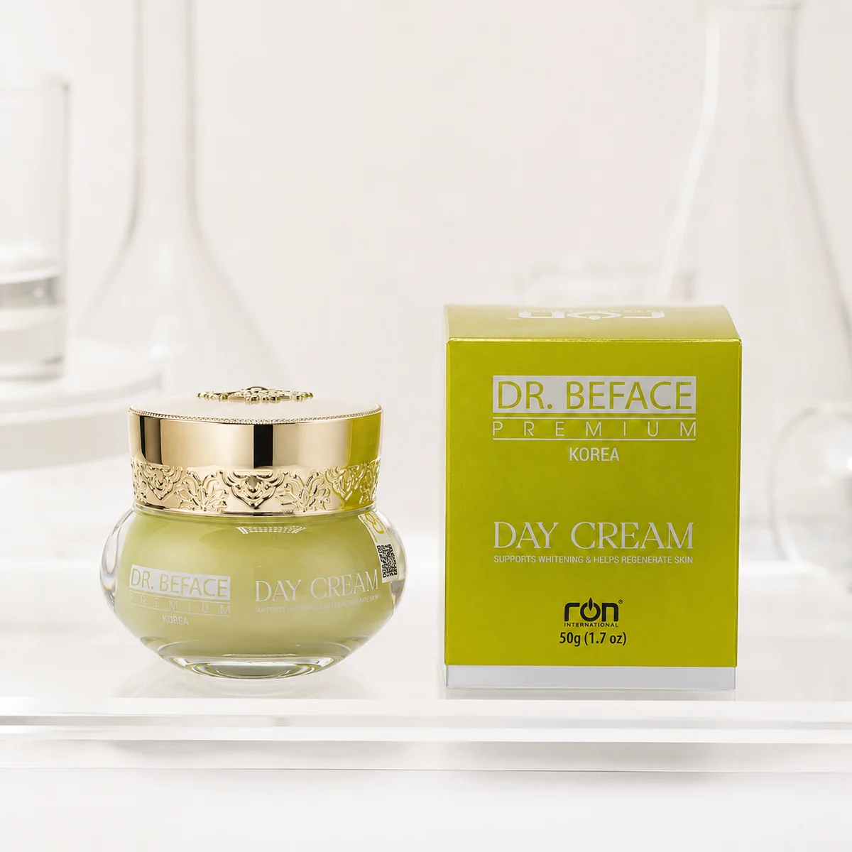 Hũ Day Cream DR.BEFACE và hộp xanh sáng đặt trên kệ trắng.