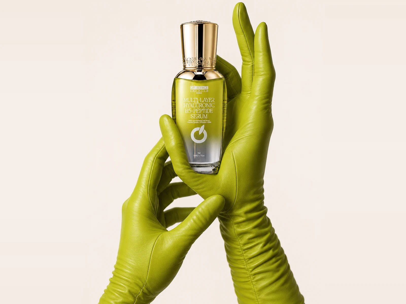 Đôi tay đeo găng xanh cầm serum B5-Peptide DR.BEFACE PREMIUM