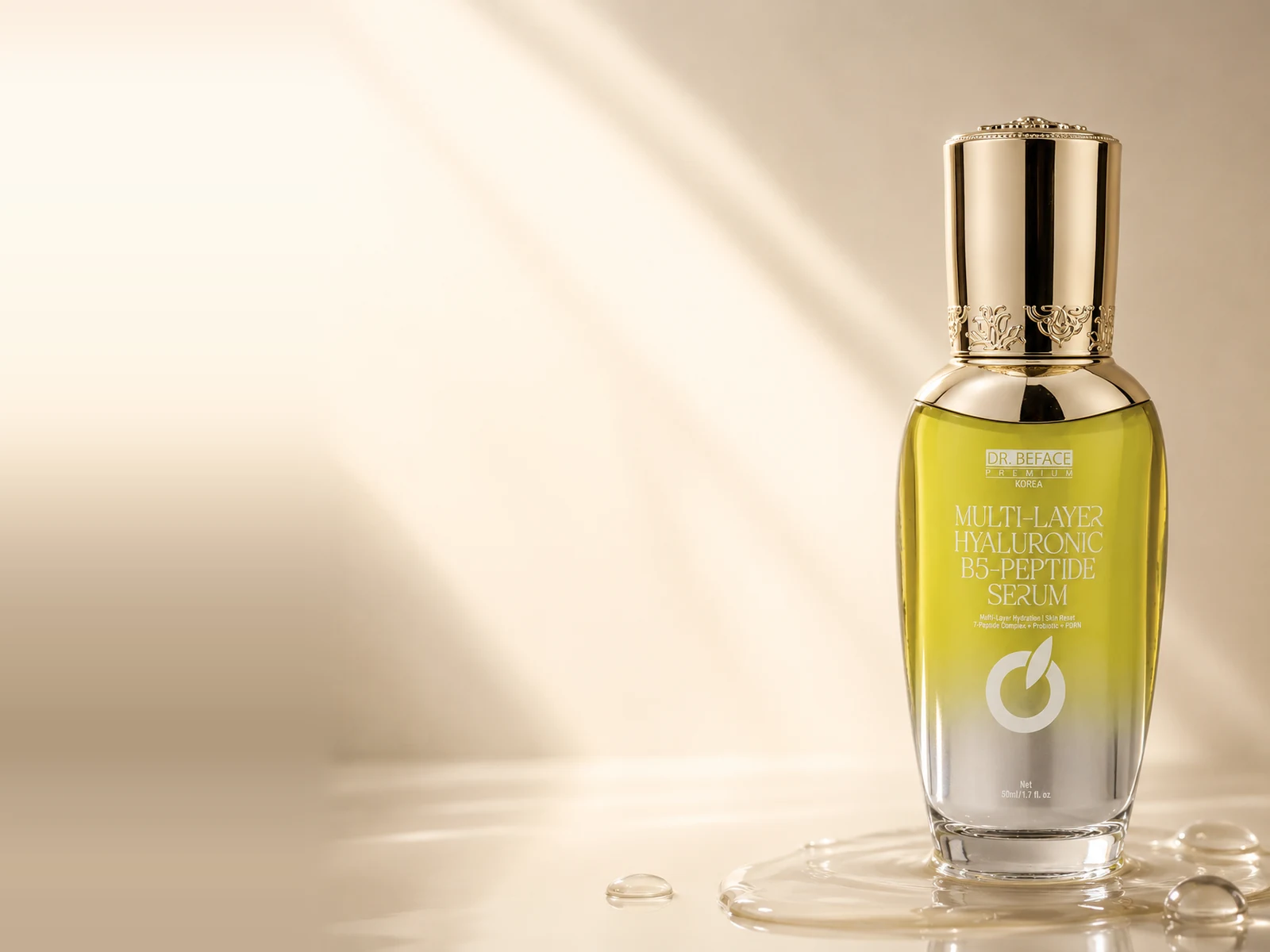 Chai serum Multi-Layer Hyaluronic B5-Peptide DR.BEFACE đặt bên phải trên nền kem sáng.