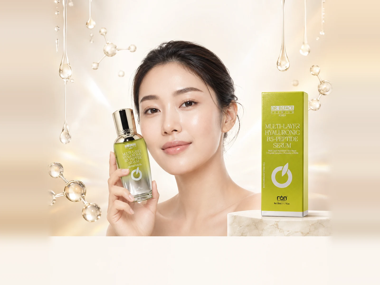 Người mẫu cầm chai serum Hyaluronic B5-Peptide DR.BEFACE cạnh hộp sản phẩm màu xanh.