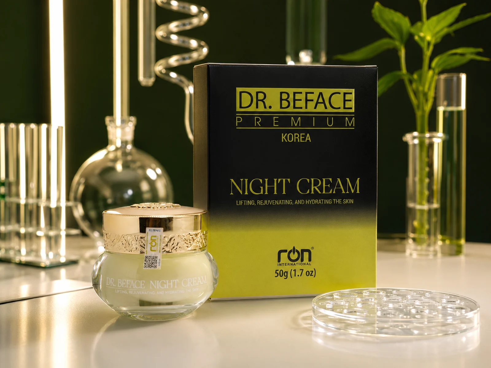 Hũ và hộp kem đêm DR.BEFACE PREMIUM cạnh dụng cụ thủy tinh trên nền xanh đậm