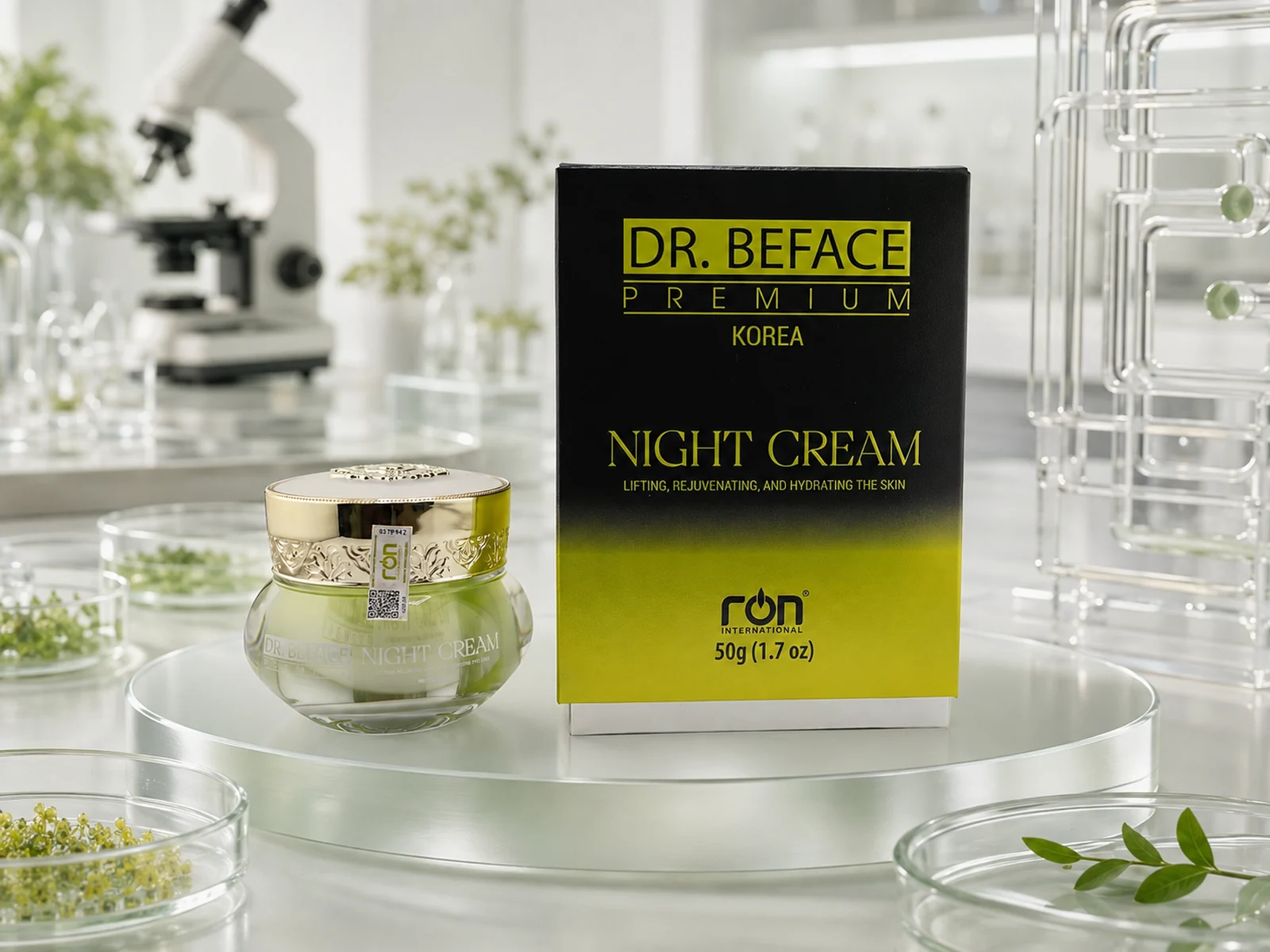 Hũ Night Cream DR.BEFACE và hộp đen xanh trên đế kính trong bối cảnh phòng thí nghiệm.