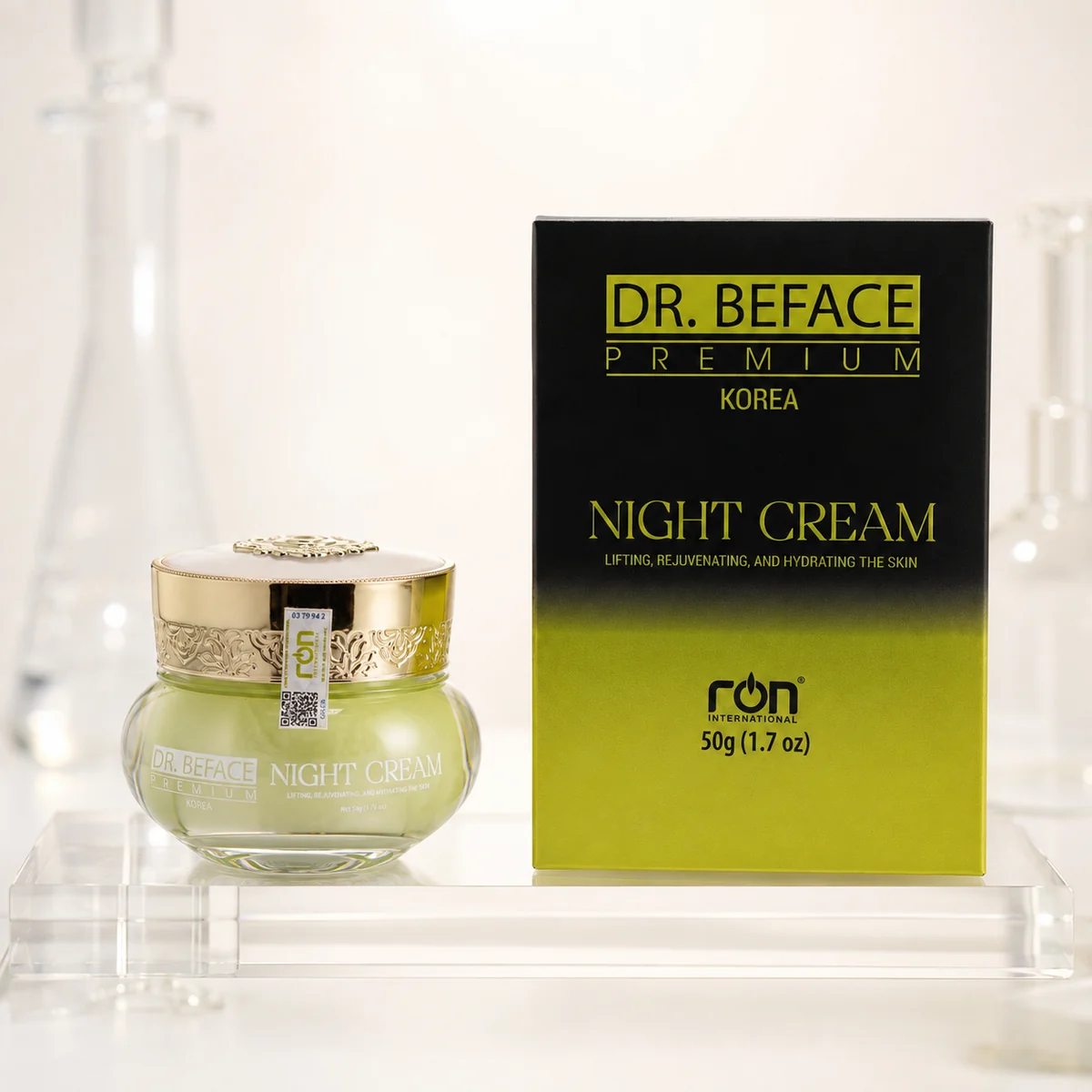 Hũ Night Cream DR.BEFACE và hộp đen xanh đặt trên một kệ acrylic trong suốt.