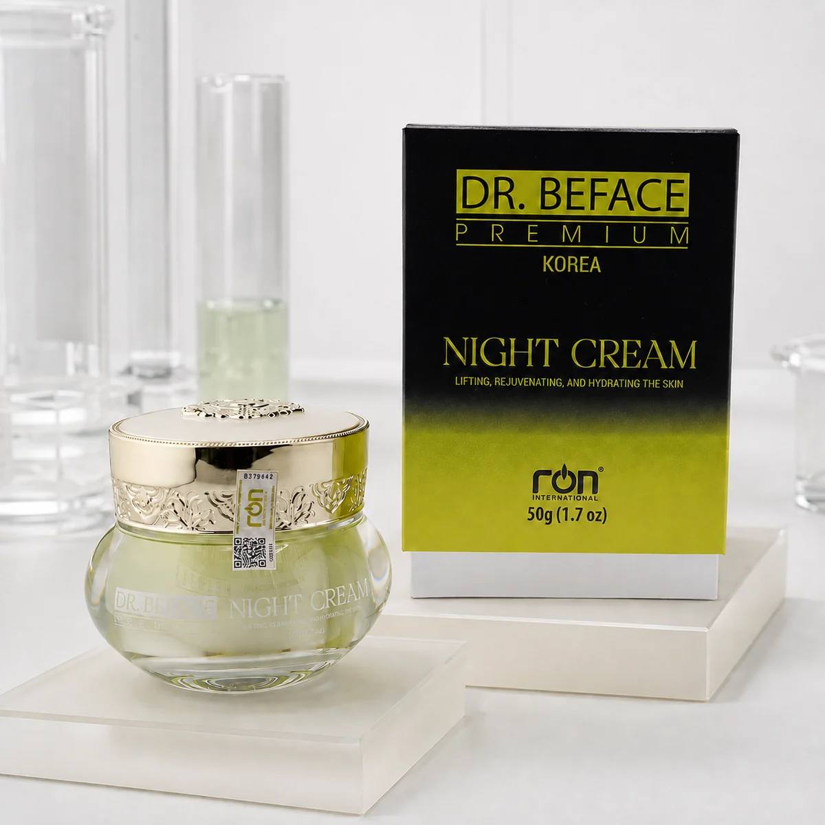 Hũ Night Cream DR.BEFACE và hộp đen xanh đặt trên các khối trưng bày màu kem.