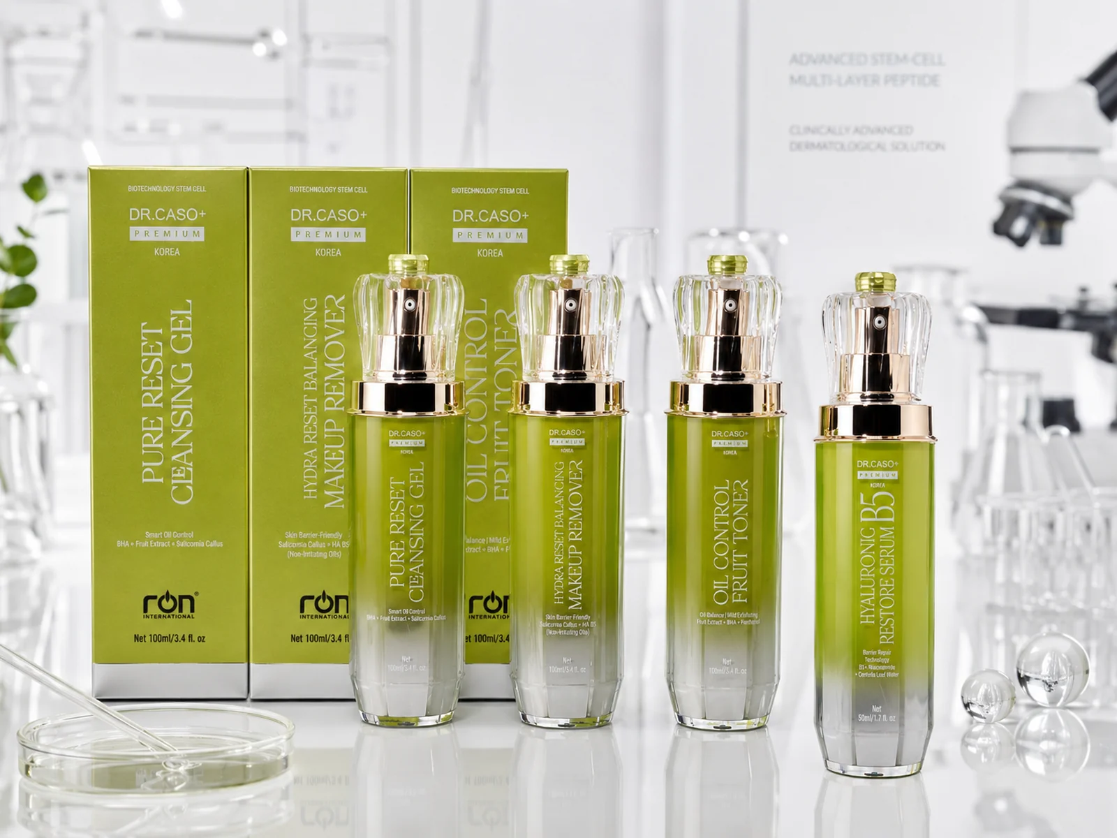 Bốn chai DR.CASO gồm gel rửa mặt, tẩy trang, toner và serum B5, phía sau là ba hộp xanh.