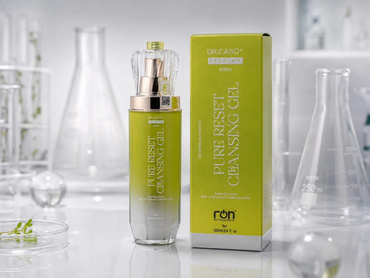 Chai và hộp Pure Reset Cleansing Gel DR.CASO+ PREMIUM trên nền phòng lab sáng