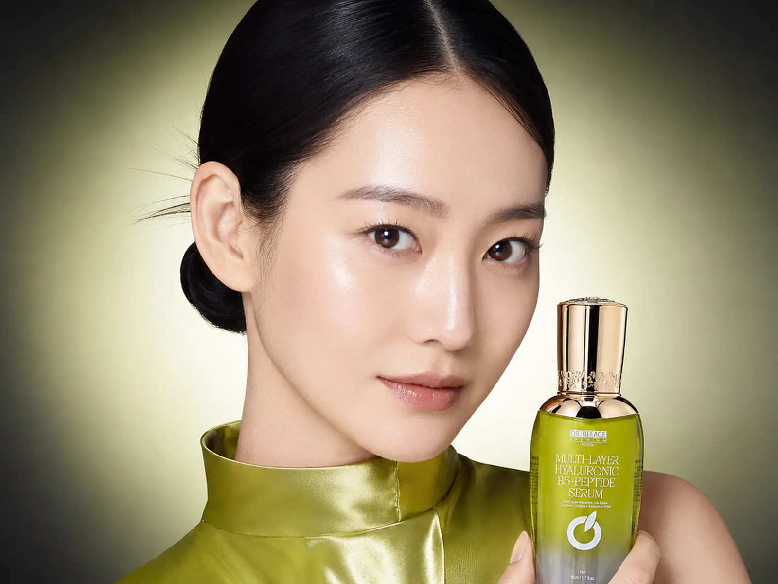 Người mẫu cầm serum Hyaluronic B5 Peptide DR.BEFACE, nền xanh.