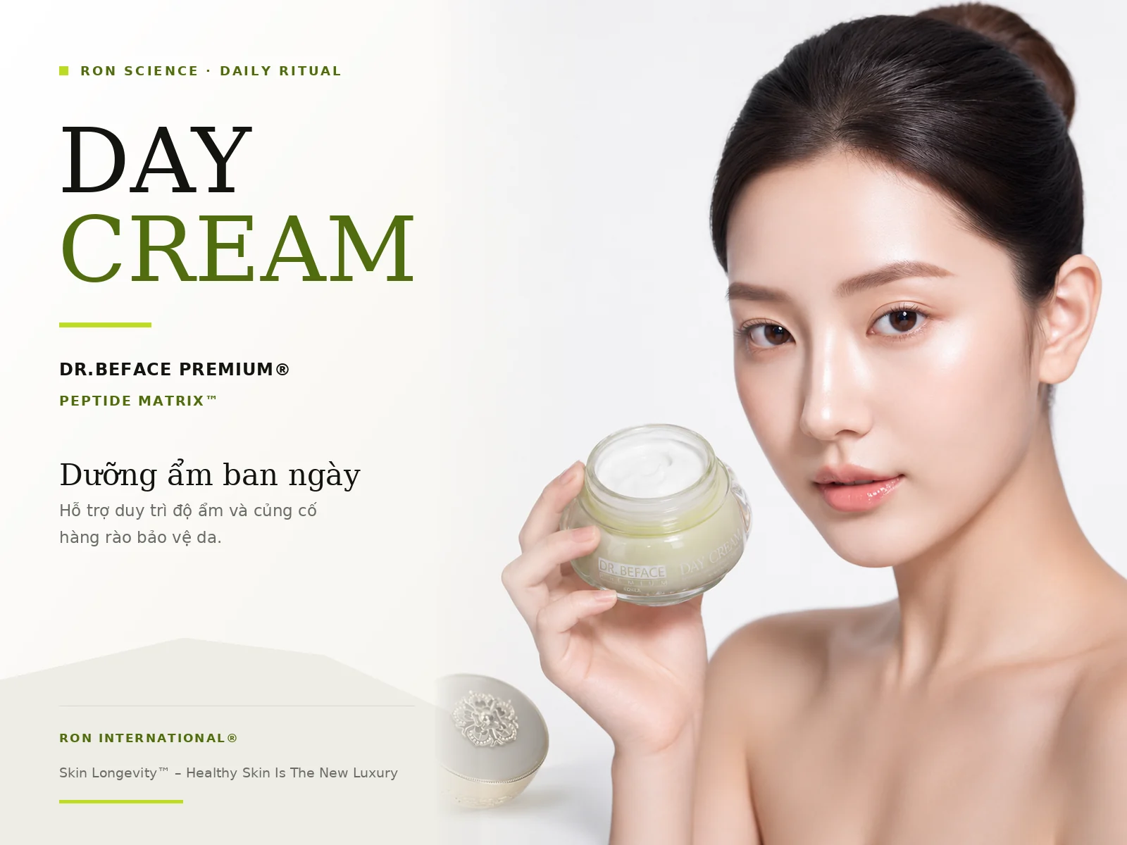Poster kem dưỡng ban ngày DR.BEFACE với người mẫu cầm hũ kem.