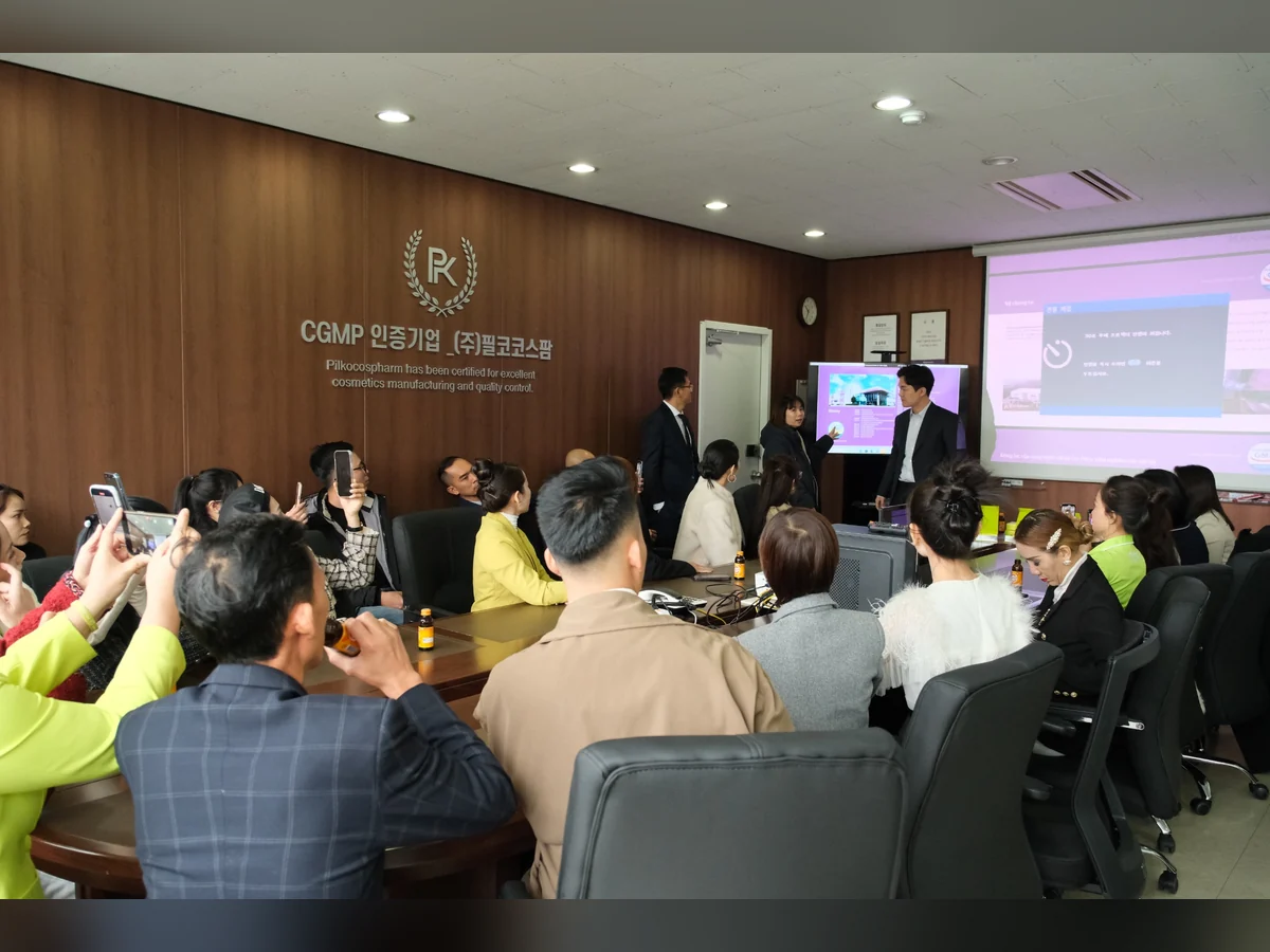 Nhóm người tham dự buổi giới thiệu trong phòng họp có logo PILKO Cospharm và màn chiếu.