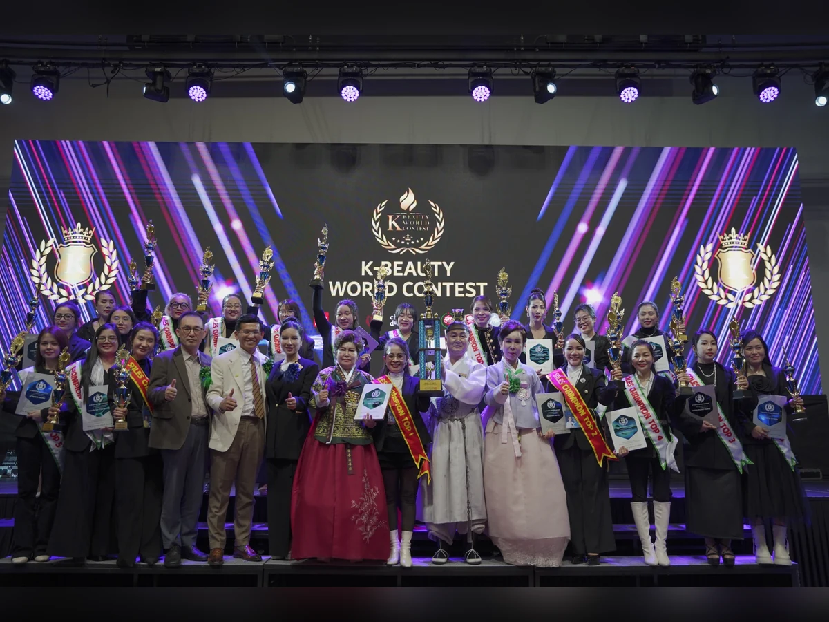 Nhóm người cầm cúp và bảng ghi nhận chụp ảnh tập thể tại K-Beauty World Contest.