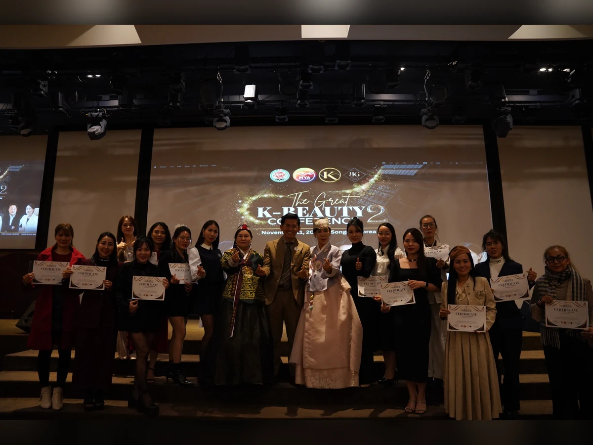 Nhóm người cầm giấy ghi Certificate trên sân khấu The Great K-Beauty Conference 2.