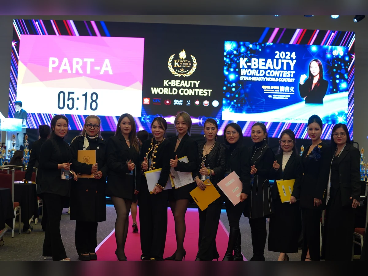 Nhóm người chụp ảnh cùng hồ sơ trước màn hình K-Beauty World Contest 2024.